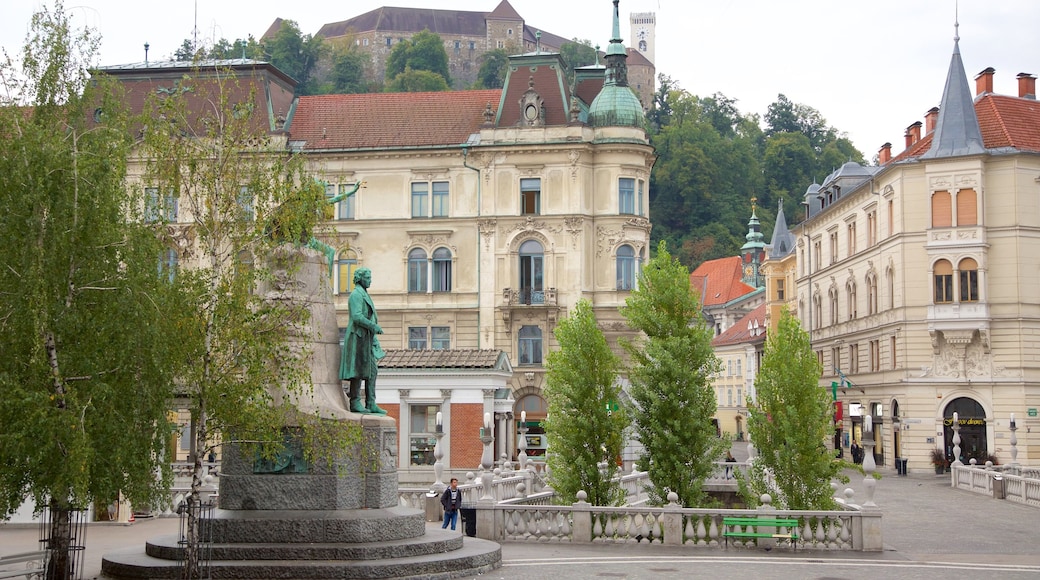 Plaza de Preseren ofreciendo arquitectura patrimonial, una estatua o escultura y una plaza