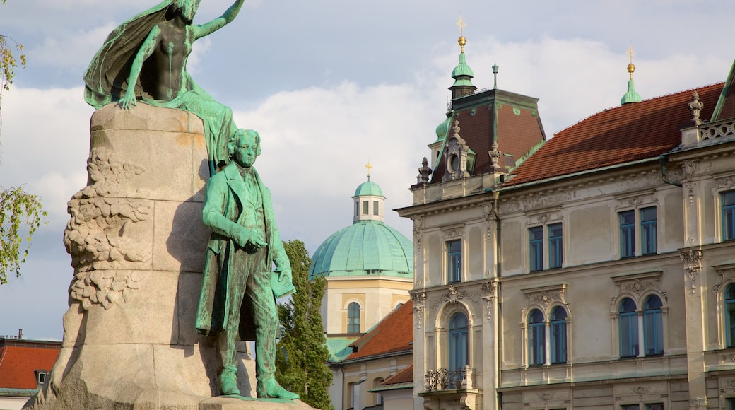 Preseren Square mettant en vedette statue ou sculpture et patrimoine historique