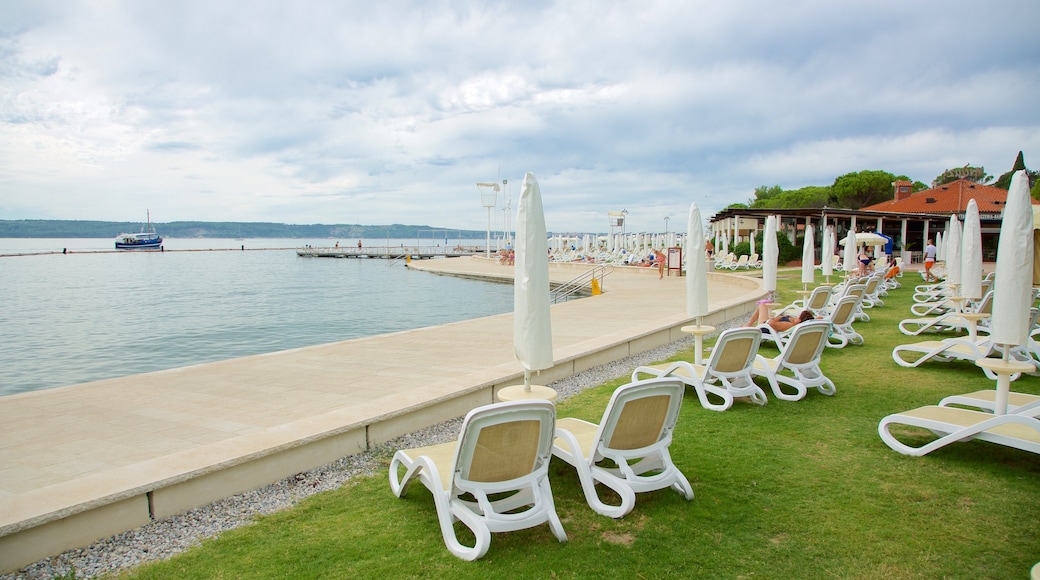ポルトロス ビーチ 表示 海岸沿いの町, ボート と 海岸線の眺め