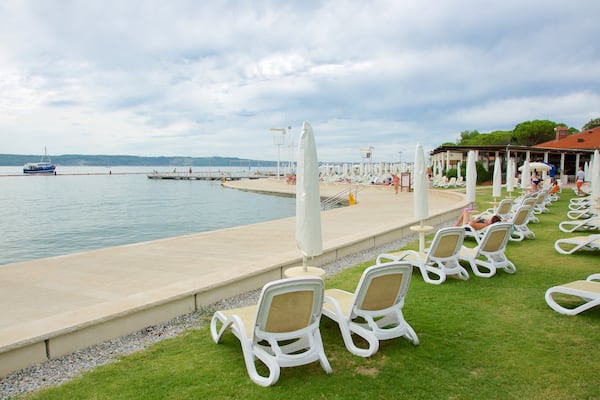 Portoroz Beach qui includes ville cĂŽtiĂšre, navigation et vues littorales