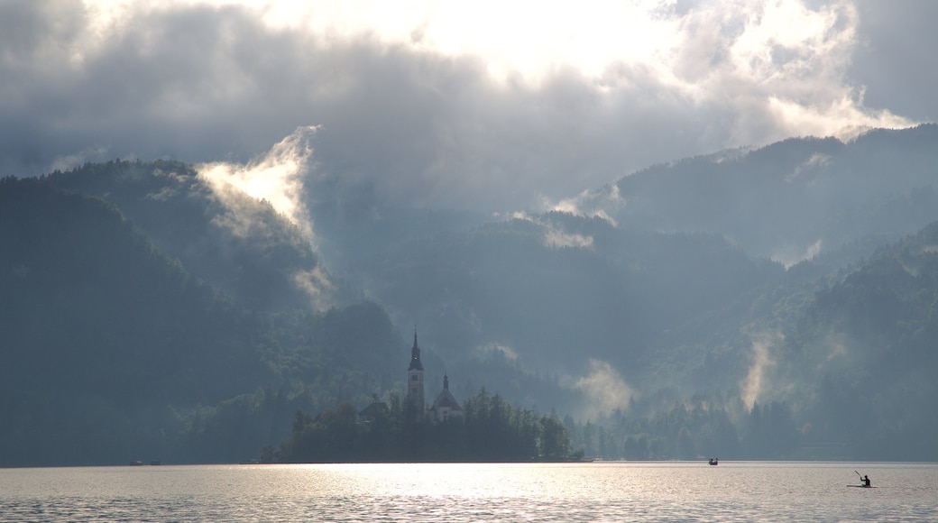 Church of Sv Marika Bozja welches beinhaltet Nebel, See oder Wasserstelle und Berge