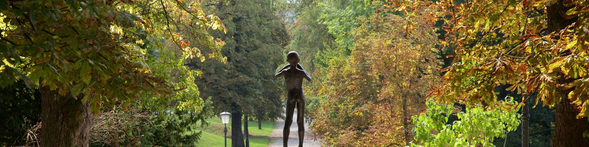 Ljubljana showing a park, a statue or sculpture and autumn colours