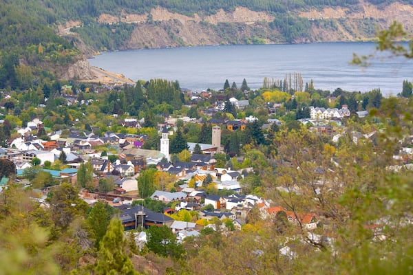 Région de Patagonie qui includes ville cÎtiÚre et lac ou étang