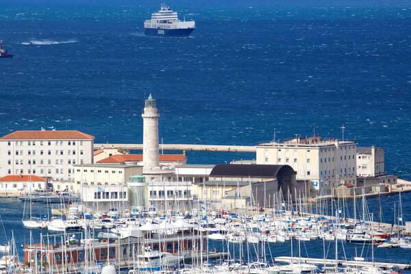 Trieste montrant voile, navigation et marina