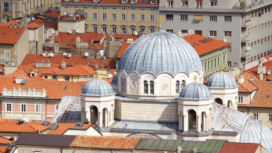 Trieste que incluye una iglesia o catedral