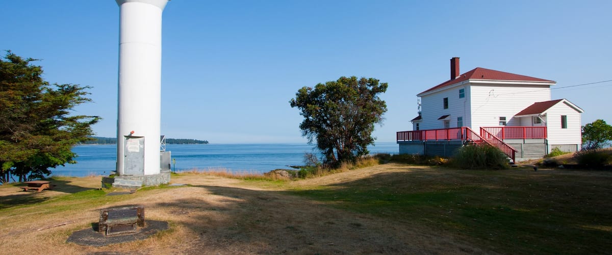 Gulf Islands som viser et hus, udsigt over kystområde og et fyrtårn