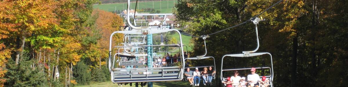 Ellicottville das einen Gondel sowie Familie