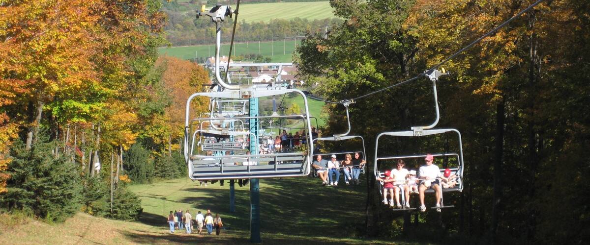 Ellicottville que incluye una góndola y también una familia
