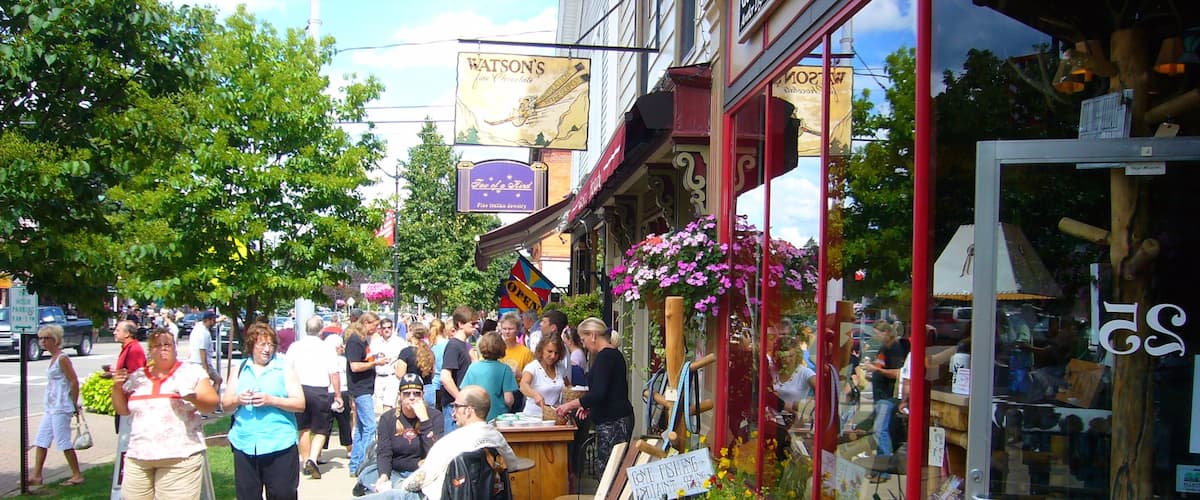Ellicottville showing street scenes as well as a large group of people