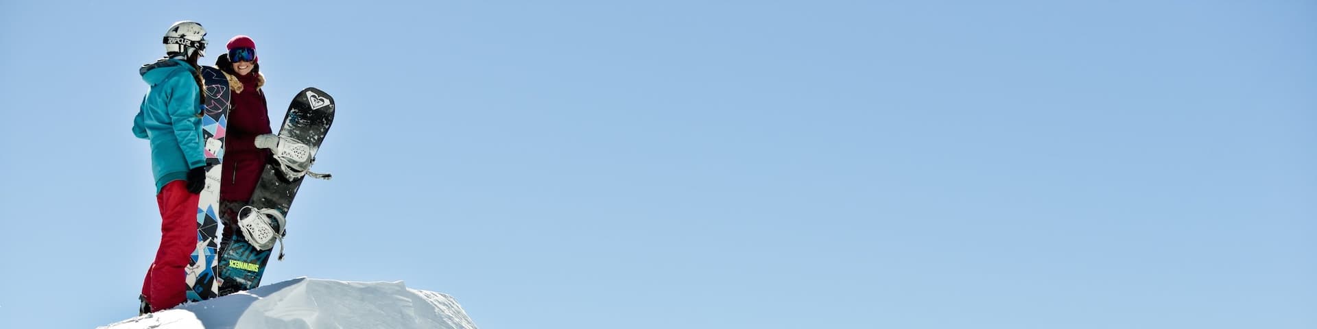 Station de ski Cerro Chapelco mettant en vedette neige et snowboard aussi bien que couple