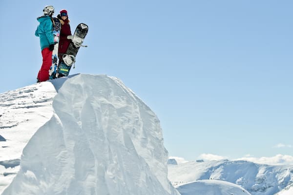 Station de ski Cerro Chapelco mettant en vedette neige et snowboard aussi bien que couple