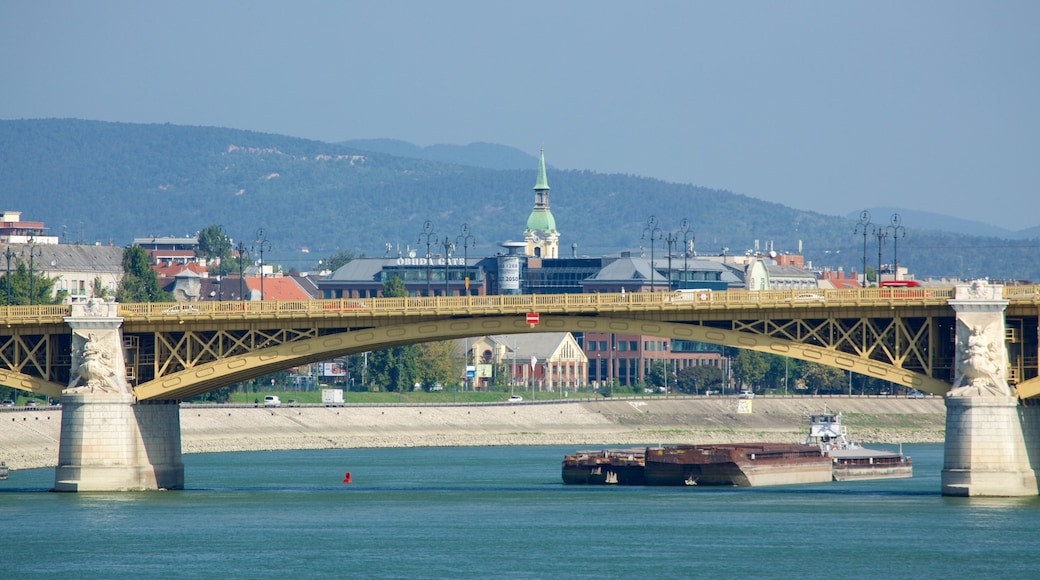 Ungarn das einen Brücke und Fluss oder Bach