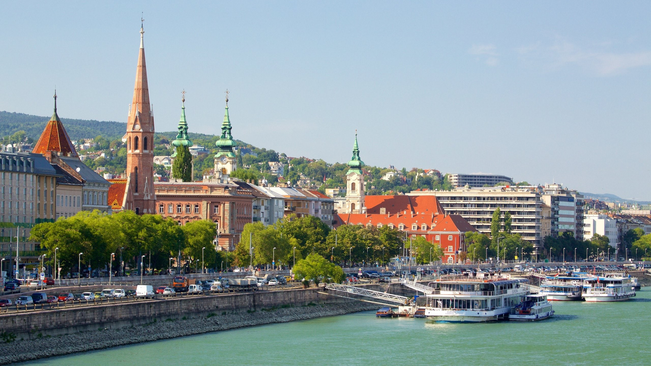 Budapest que incluye un río o arroyo, una ciudad y una bahía o puerto