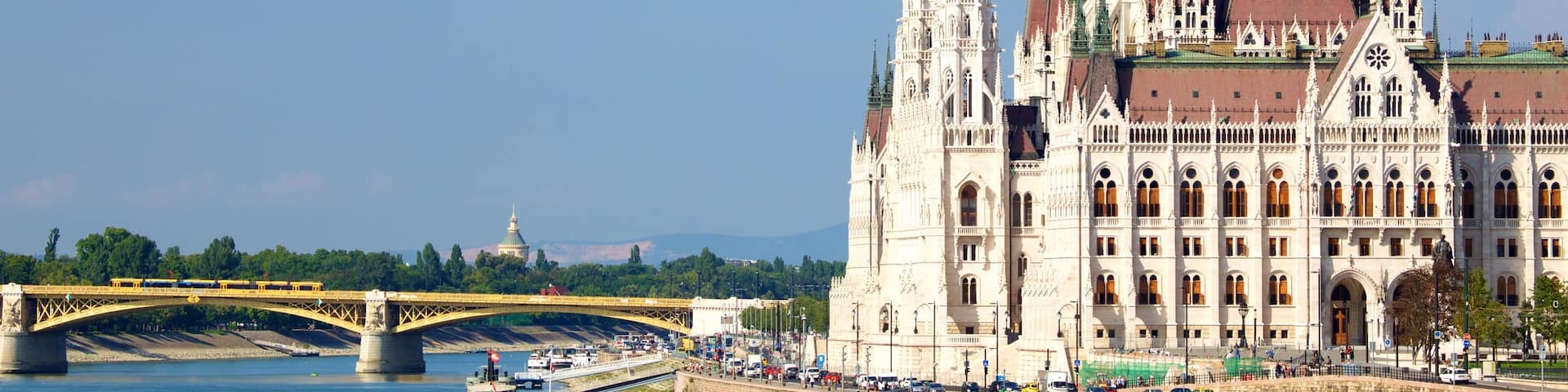 Budapest presenterar en Ă„ eller flod, en bro och en administrativ byggnad