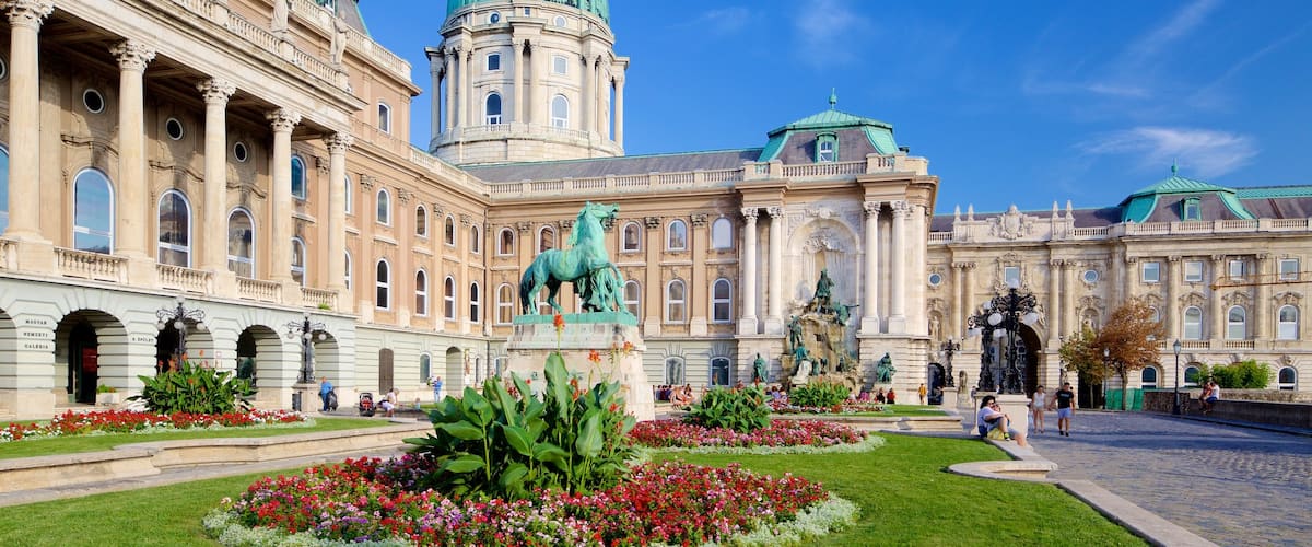 Buda Castle which includes a castle, a statue or sculpture and heritage architecture