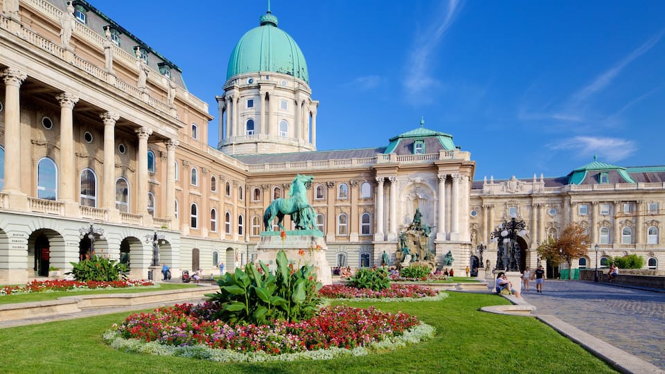 Buda Castle which includes a castle, a statue or sculpture and heritage architecture