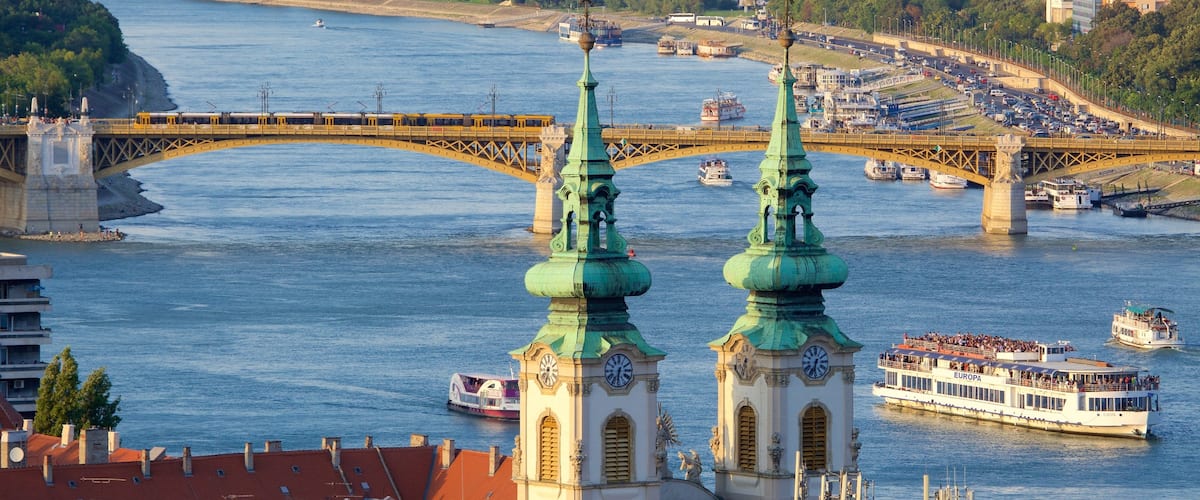 Budapest que incluye un río o arroyo, una ciudad y un puente