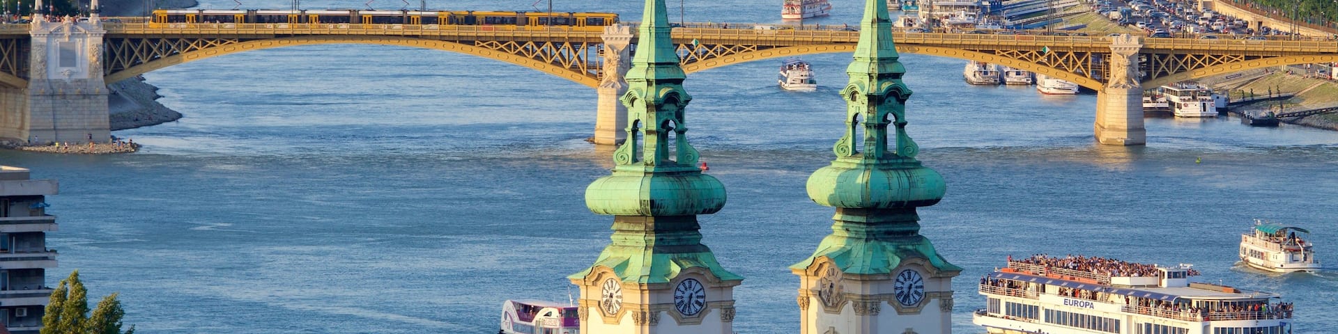 Budapest welches beinhaltet Stadt, Fähre und Brücke