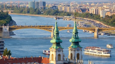 Budapest que incluye un río o arroyo, una ciudad y un puente