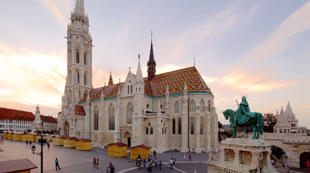 Iglesia Matthias que incluye patrimonio de arquitectura, una estatua o escultura y una iglesia o catedral