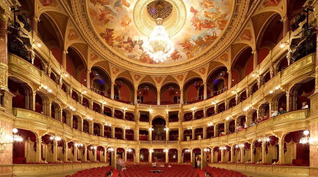 Budapest toont historische architectuur, theaters en interieur