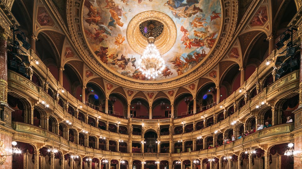 Budapest featuring interior views, theatre scenes and heritage architecture