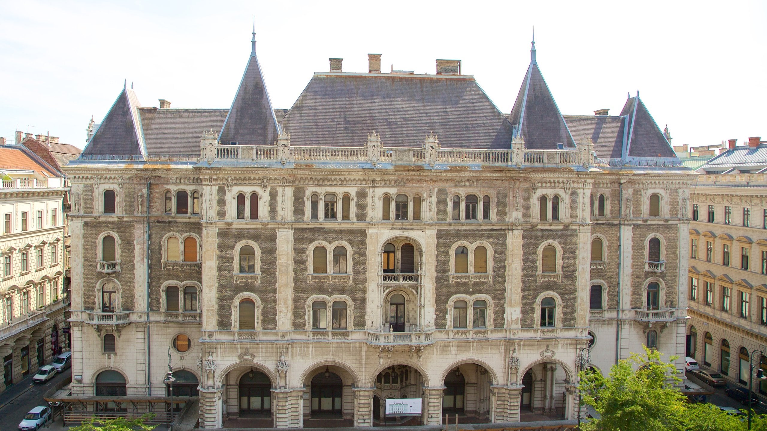 Budapest mostrando patrimonio de arquitectura y escenas de teatro