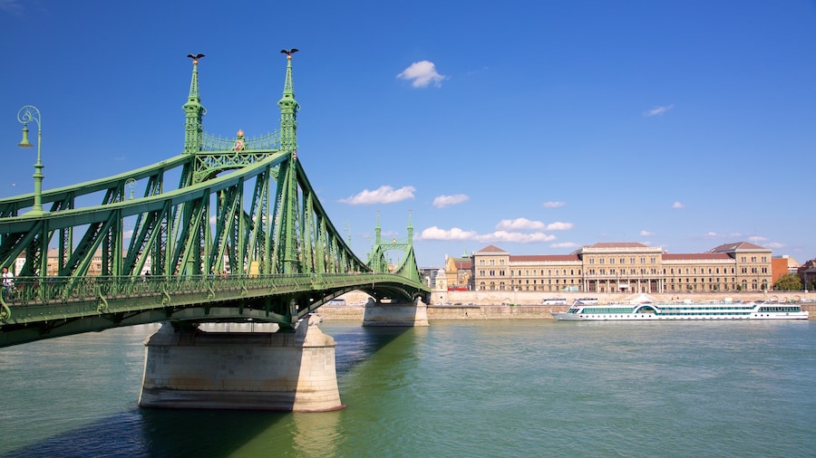 Puente de la Libertad ofreciendo un ferry, un río o arroyo y un puente