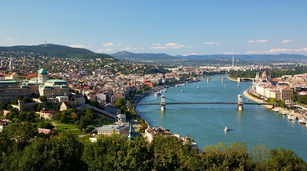 Zitadelle mit einem Fluss oder Bach, Brücke und Stadt