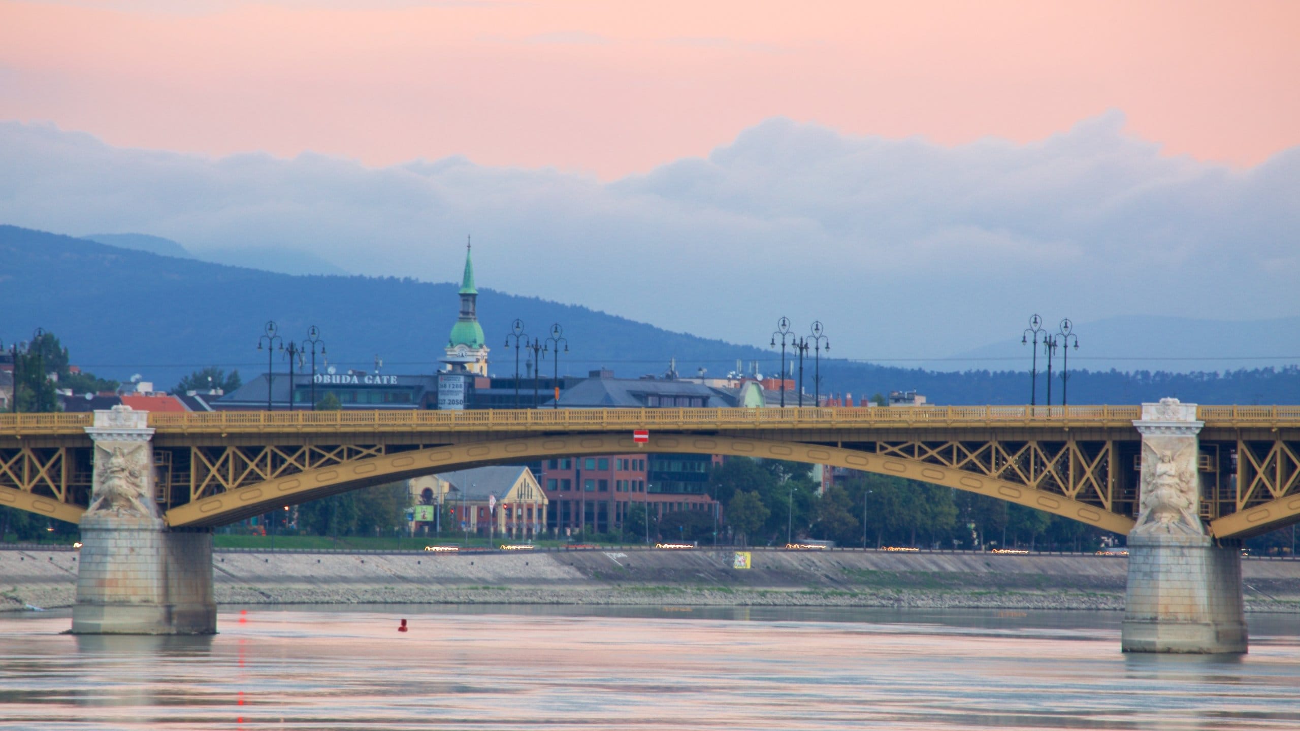 Hungría que incluye un río o arroyo, un puente y una puesta de sol