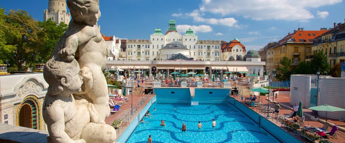 Bagno termale e piscina di Gellert caratteristiche di piscina, hotel di lusso o resort e statua o scultura