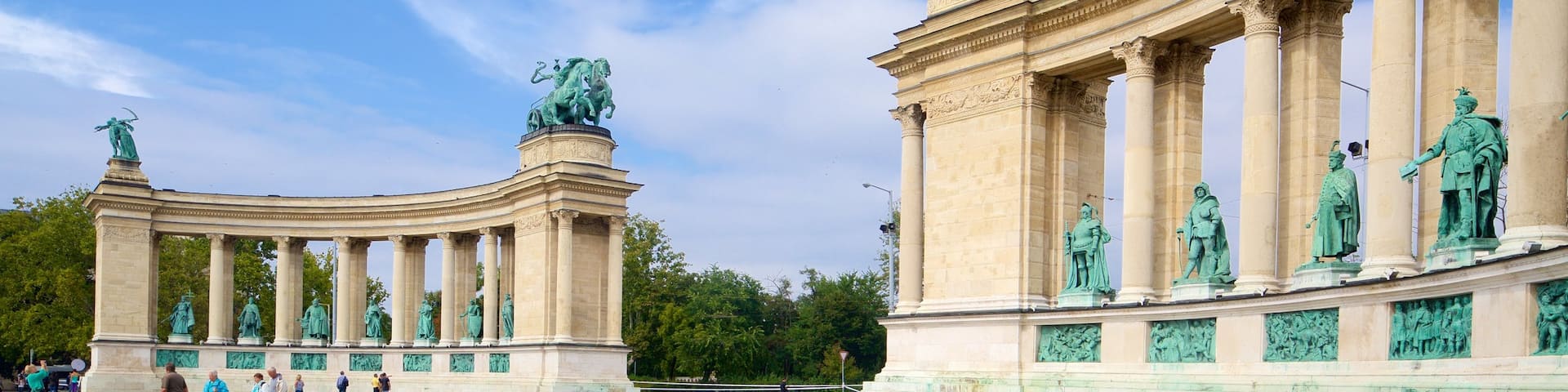 Place des Héros qui includes statue ou sculpture et square ou place