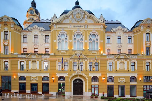 Szechenyi Square das einen historische Architektur und VerwaltungsgebÀude