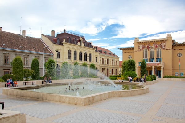 Sopron das einen Theater, Platz oder Plaza und historische Architektur