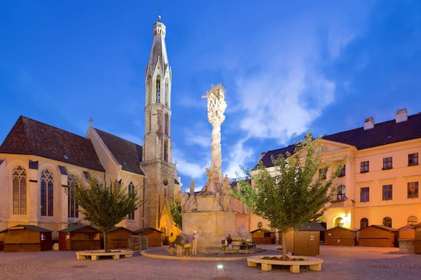 Sopron mit einem Platz oder Plaza, historische Architektur und Monument