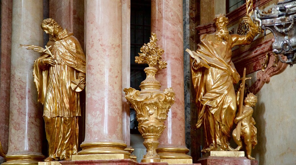 Iglesia benedictina Gyor mostrando una iglesia o catedral y una estatua o escultura