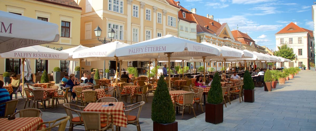 Gyor mostrando comer al aire libre, señalización y estilo de vida de café