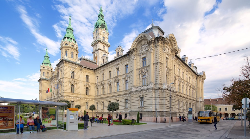 Gyor mostrando architettura d\'epoca, strade e edificio amministrativo