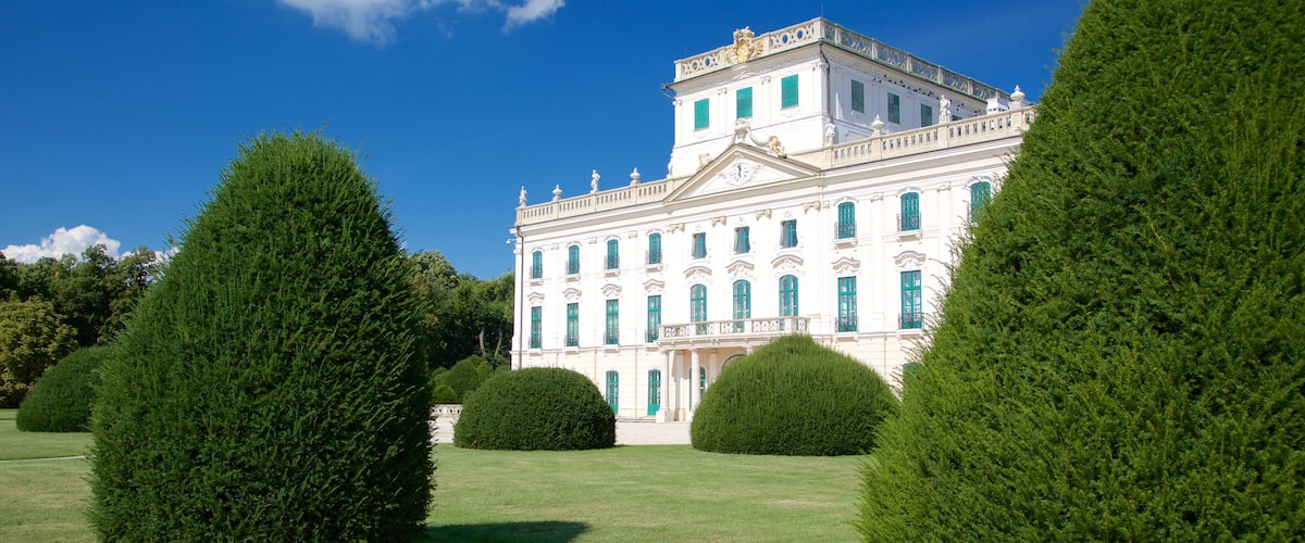 Palacio de Esterhazy mostrando patrimonio de arquitectura, un jardín y un castillo
