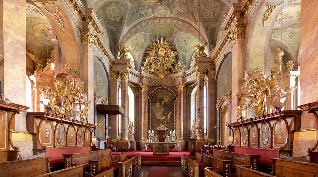 Gyor ofreciendo vistas interiores, aspectos religiosos y una iglesia o catedral