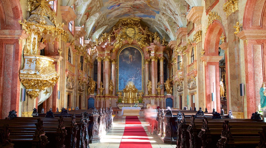 Iglesia benedictina Gyor que incluye aspectos religiosos, vistas de interior y una iglesia o catedral