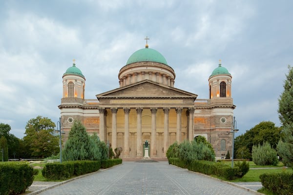 Esztergom das einen historische Architektur, religiöse Elemente und Kirche oder Kathedrale
