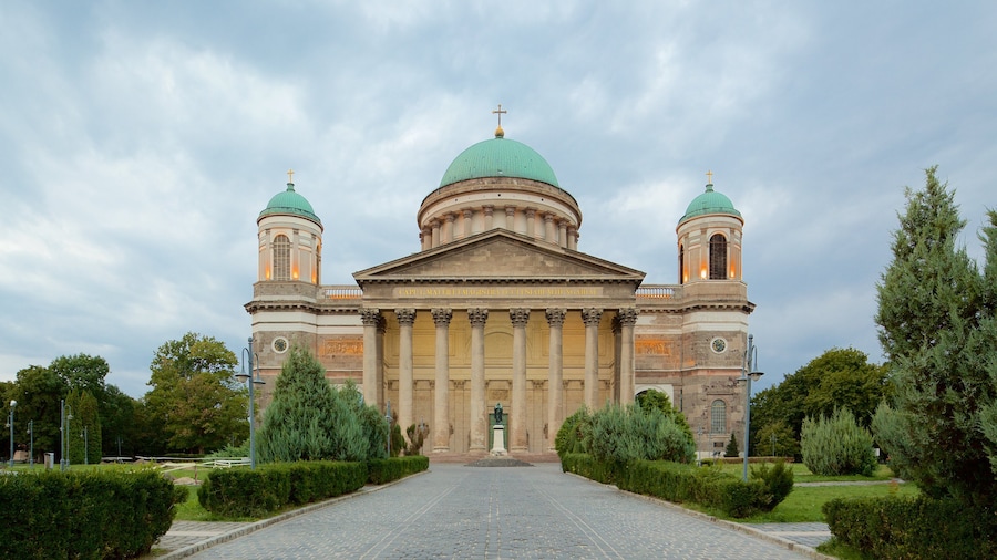 Esztergom ซึ่งรวมถึง มรดกทางสถาปัตยกรรม, โบสถ์หรือวิหาร และ แง่มุมทางศาสนา
