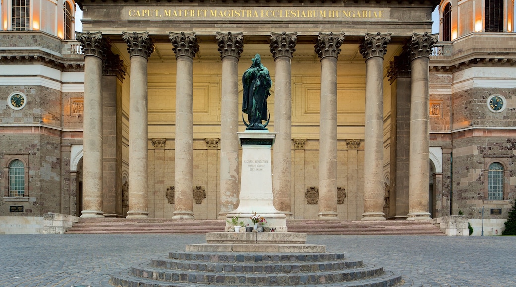 Esztergom Basilica presenterar en kyrka eller katedral, en staty eller skulptur och historisk arkitektur