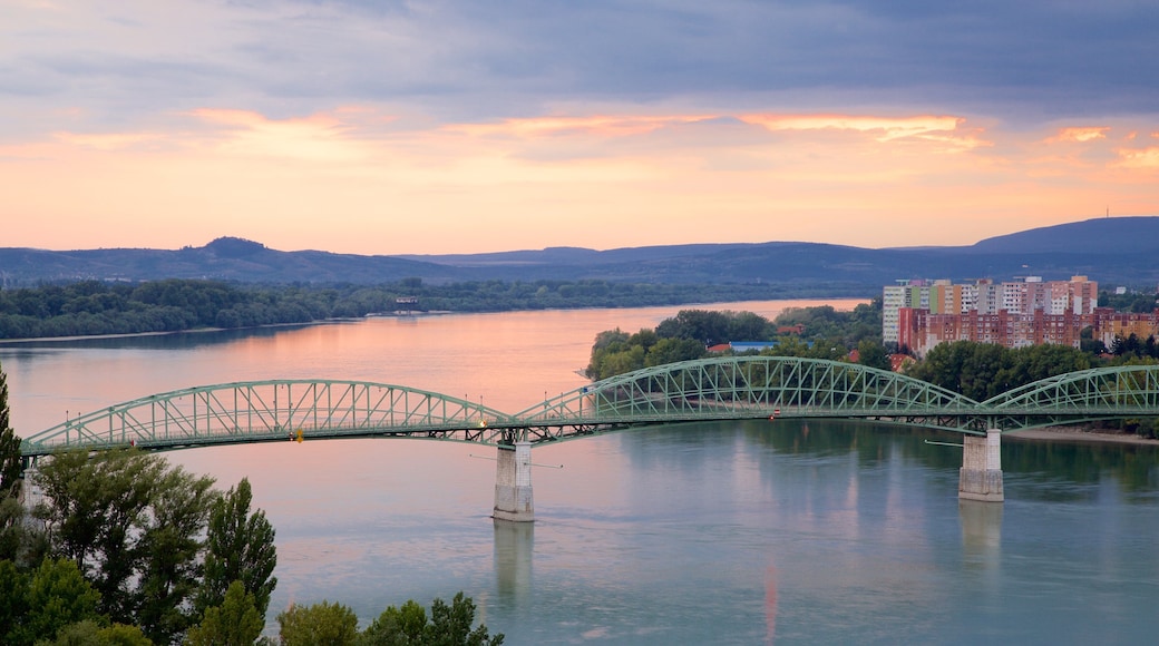 Esztergom que incluye un río o arroyo, un puente y un atardecer