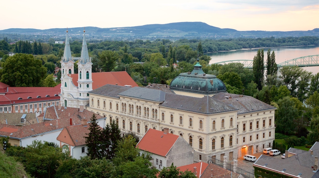 Esztergom che include architettura d\'epoca e chiesa o cattedrale