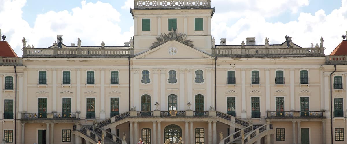Palacio de Esterhazy que incluye patrimonio de arquitectura, una fuente y un castillo