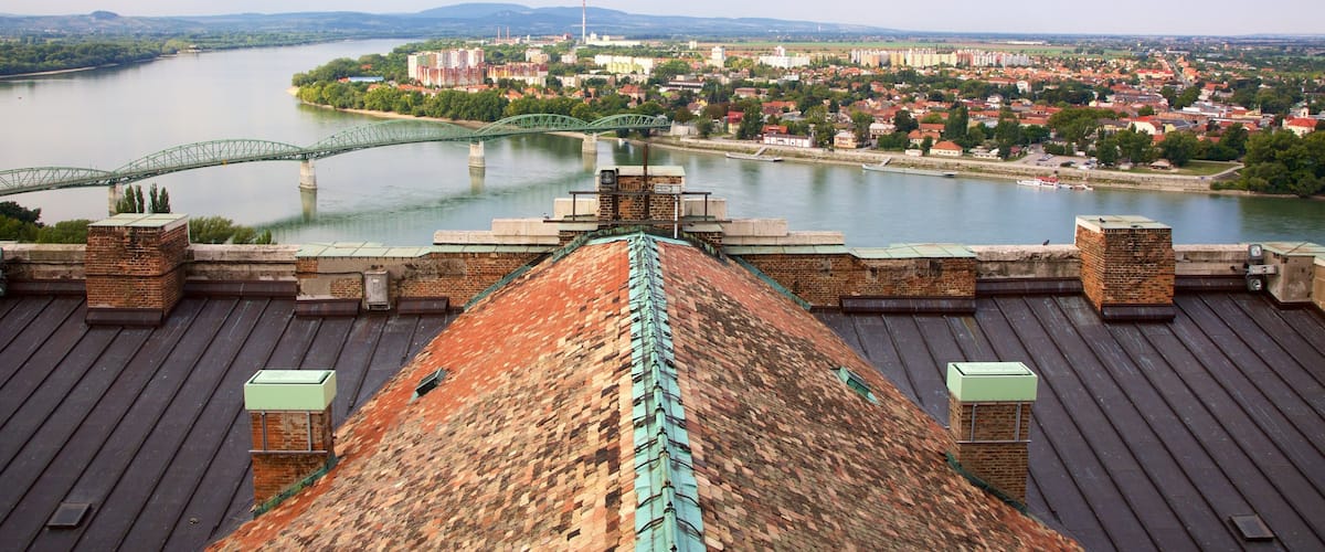 Esztergom ofreciendo una ciudad, un río o arroyo y un puente