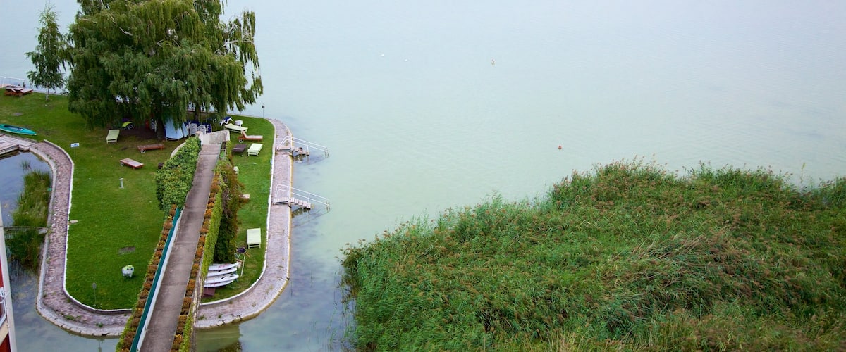 Keszthely mostrando una marina y vistas generales de la costa