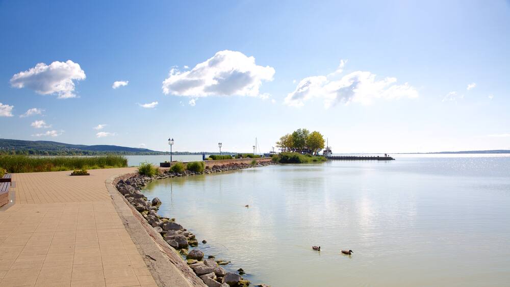 Keszthely som visar kustutsikter och en marina